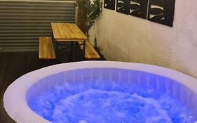 Unlimited Hottub,Sauna,Massage, Bbq,Games,Beach! Sleeps 8